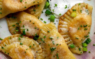 Batata Fontina Pierogies con mantequilla marrón.