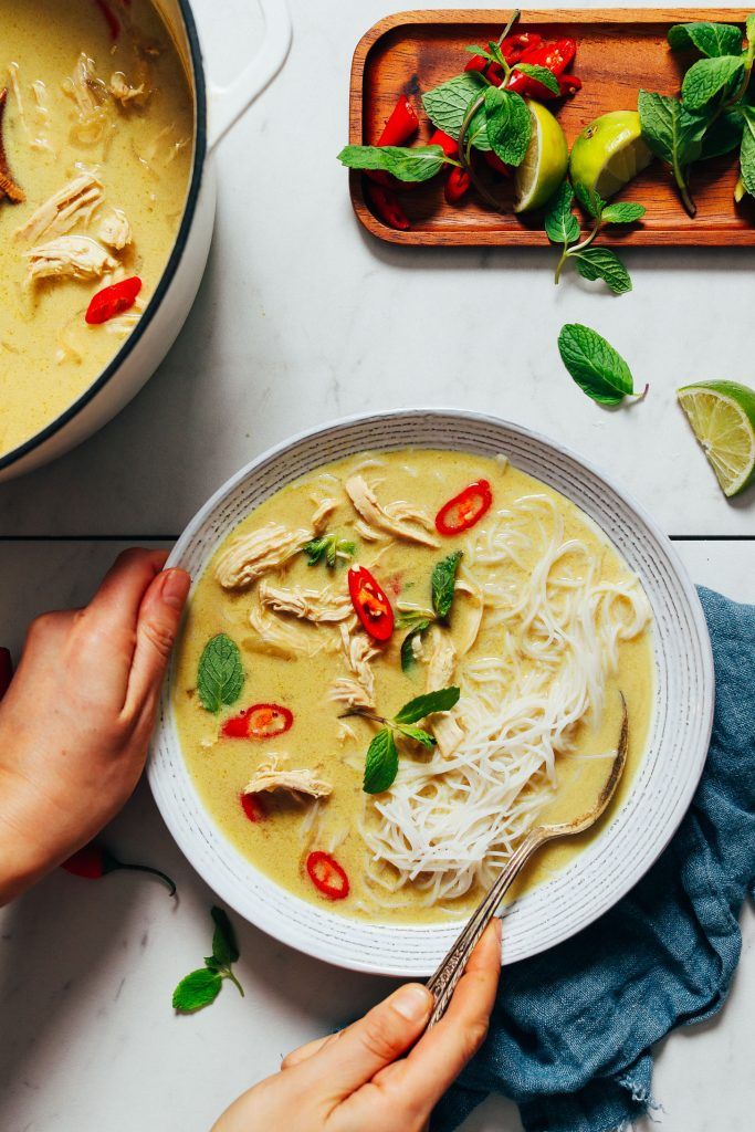 Acogedora sopa de fideos con pollo inspirada en Tailandia