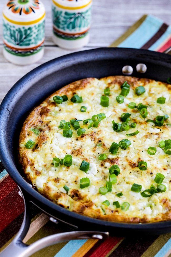 Frittata de queso feta y aguacate
