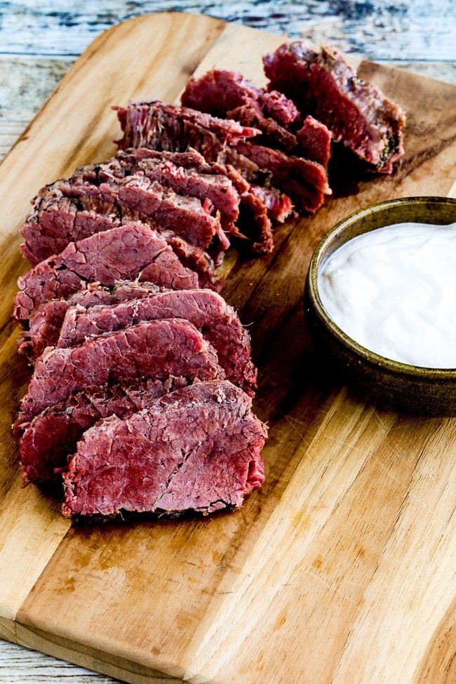 Carne en lata al instante con salsa cremosa de rábano picante