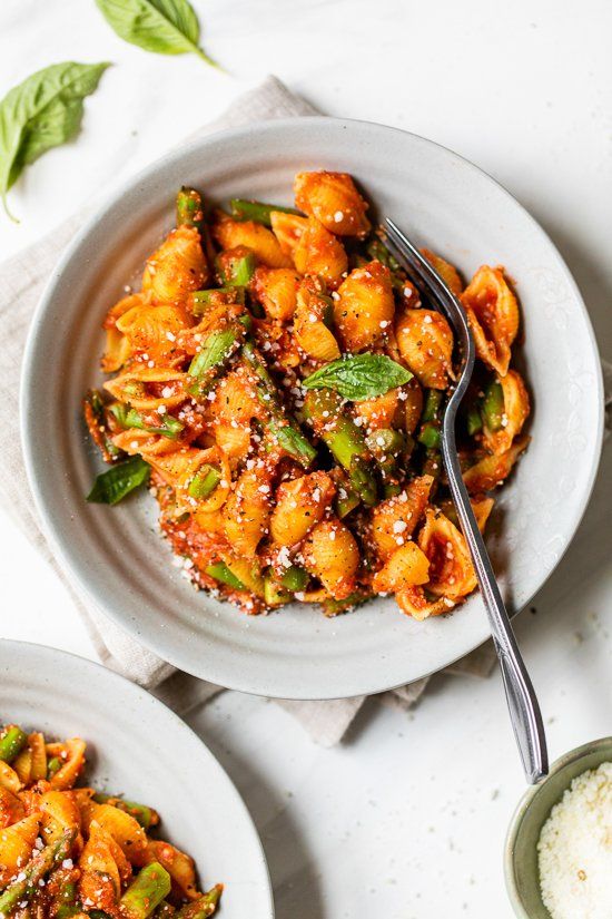 Baby Conchas de Pasta con Espárragos y Salsa Marinara