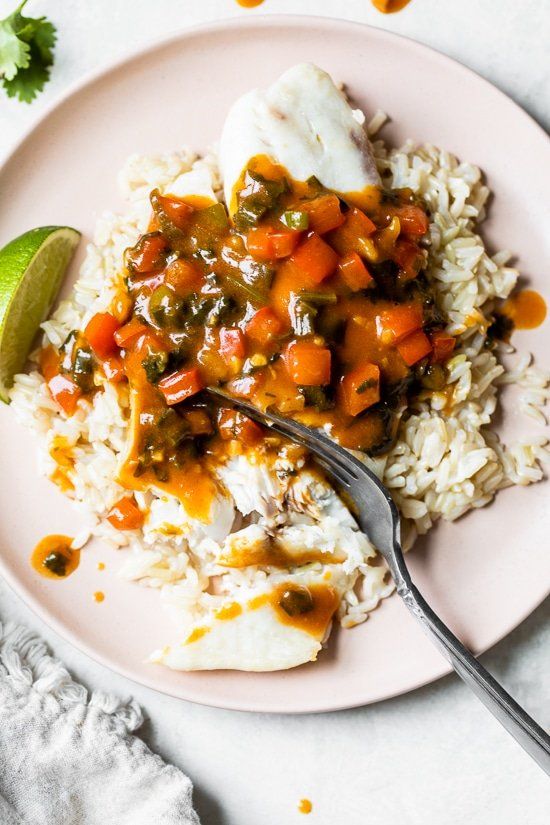Tilapia asada con salsa de curry de coco tailandés