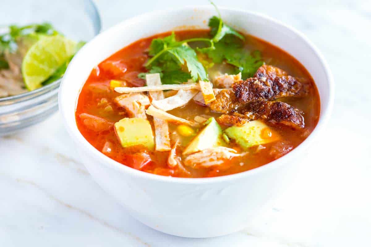 Sopa fácil de tortilla de pollo desde cero