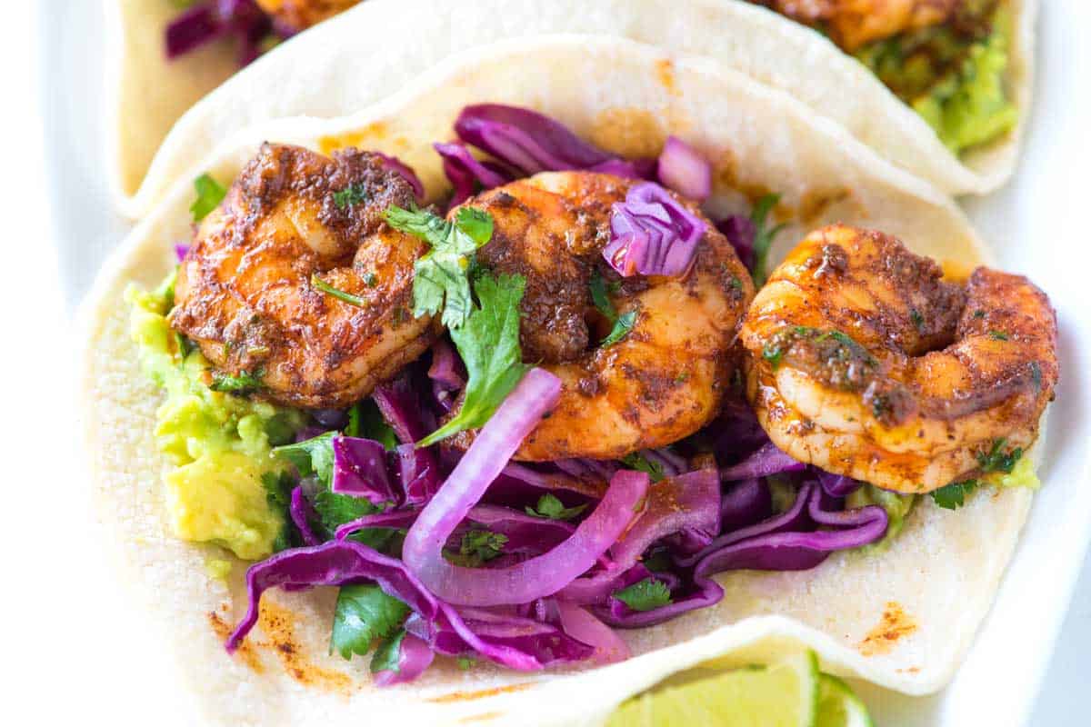 Tacos fáciles de camarones con mantequilla de chile