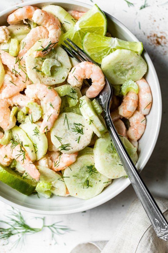 Ensalada cremosa de camarones y apio