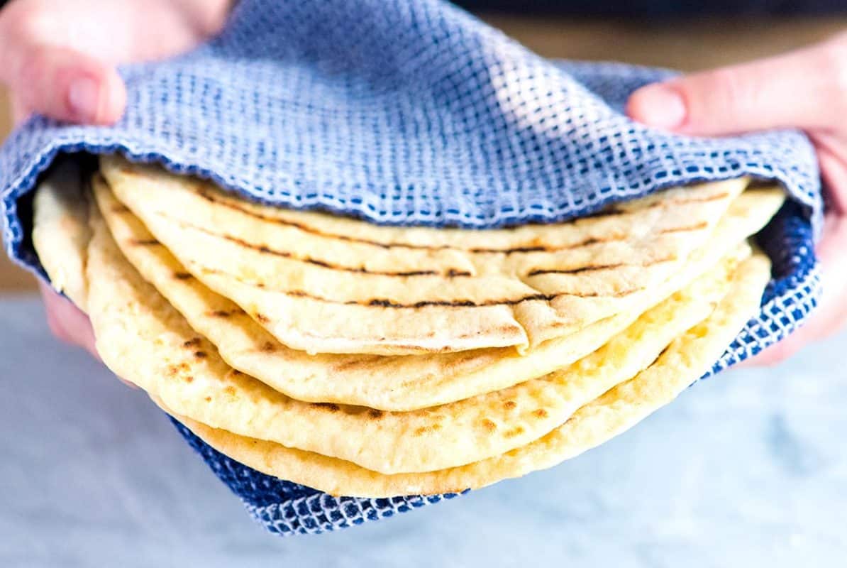 Pan plano de ajo y sésamo fácil