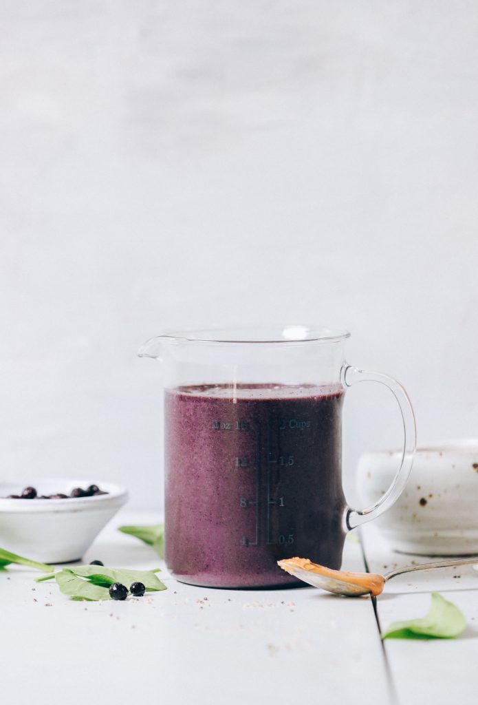 Batido de proteína de mantequilla de maní y arándanos