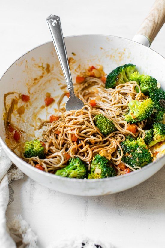 10 minutos de Soba Noodle Veggie Stir Fry