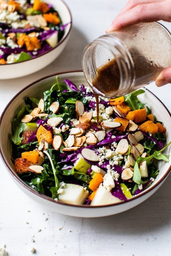 Ensalada de col rizada y calabaza con peras y almendras