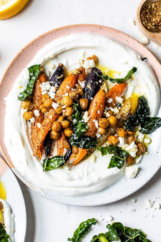 Tazones de yogur de zanahoria asada y garbanzos Za’atar
