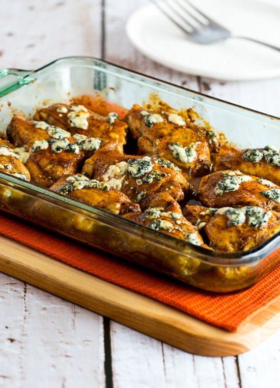 Pollo Buffalo al horno con queso azul derretido
