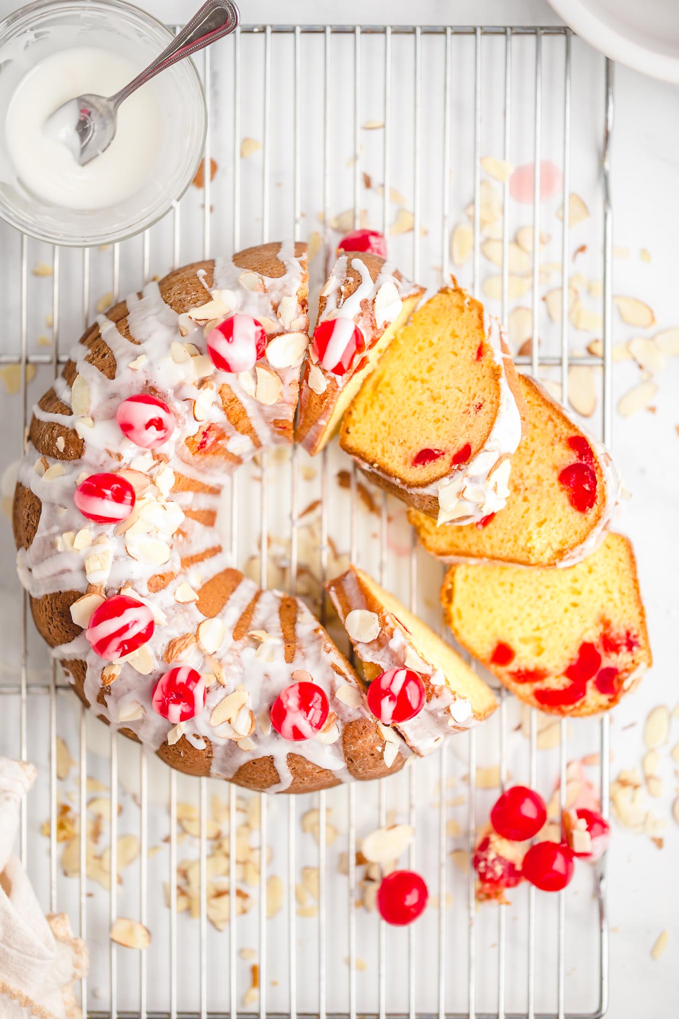 Pastel Bundt de cereza y almendra fácil