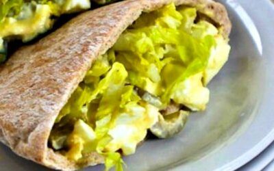 Ensalada de huevo en pita con aceitunas verdes y Dijon