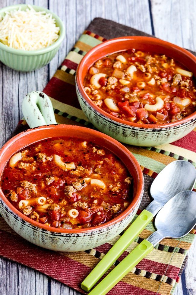 Sopa italiana de salchicha, tomate y pesto