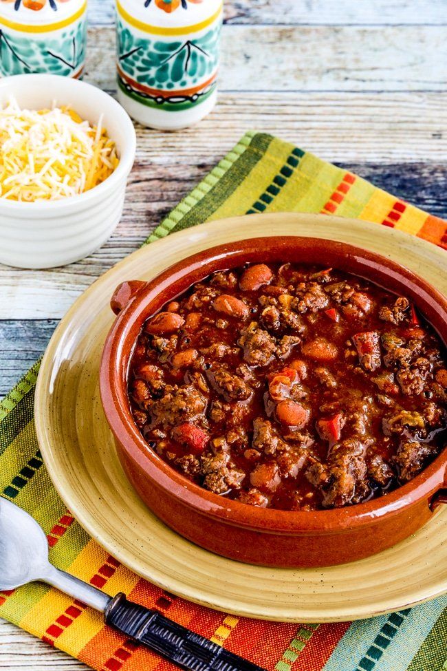 Carne de res a fuego lento y chile de frijoles refritos