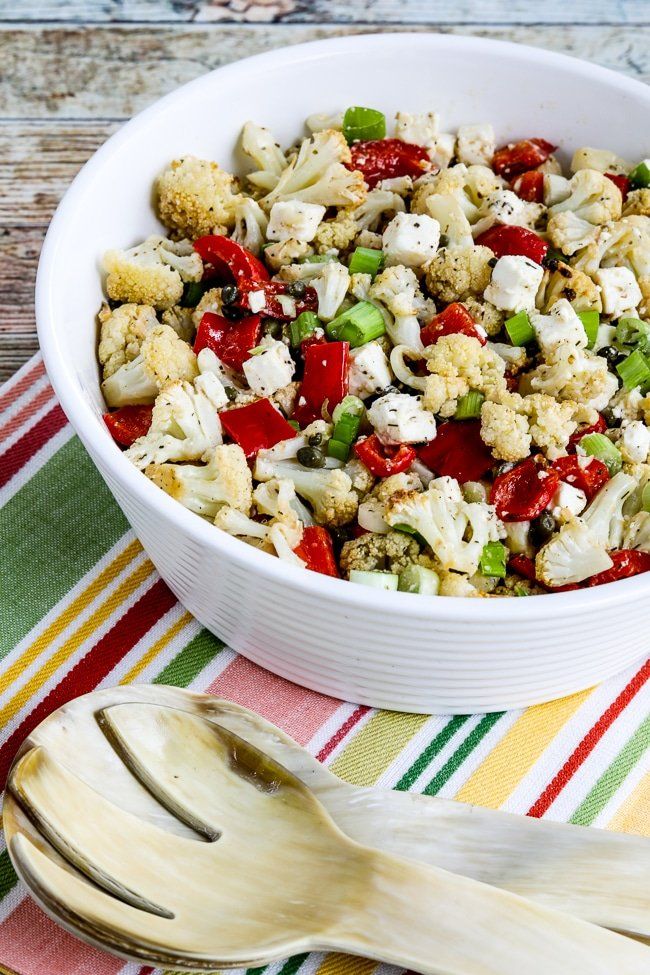 Ensalada de coliflor asada con queso feta, alcaparras y pimiento rojo