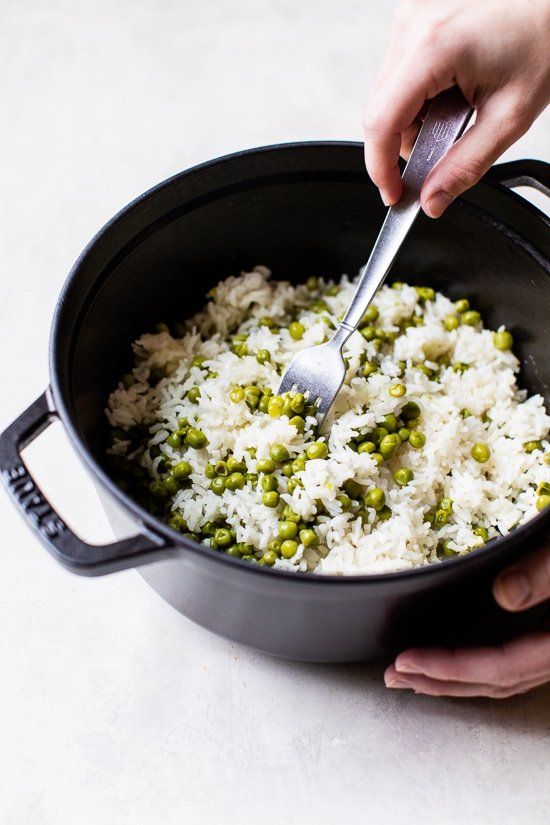 Arroz y guisantes al horno fáciles