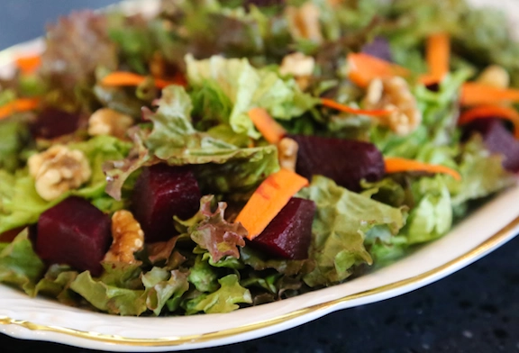 Ensalada de verduras mixtas con remolacha y nueces