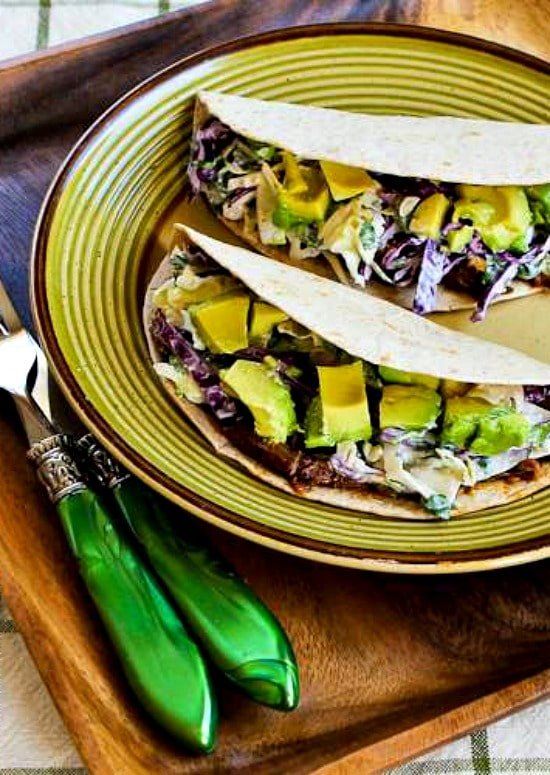 Tacos de carne deshebrada con ensalada picante de repollo y aguacate
