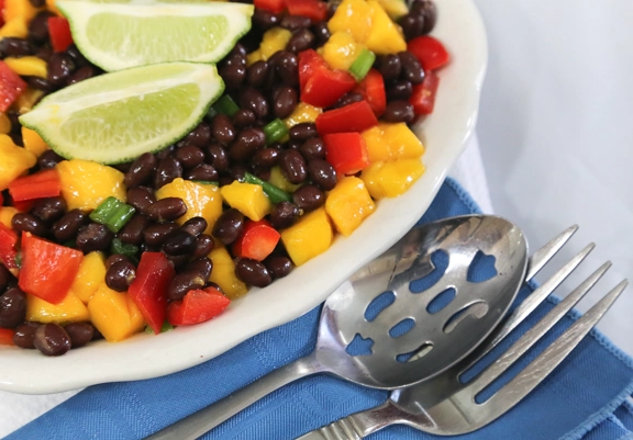Ensalada de papaya o mango y frijoles negros
