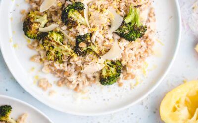 Farro cremoso de limón con atún y brócoli asado