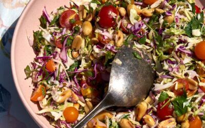 Ensalada de col con lima y maní ampollado