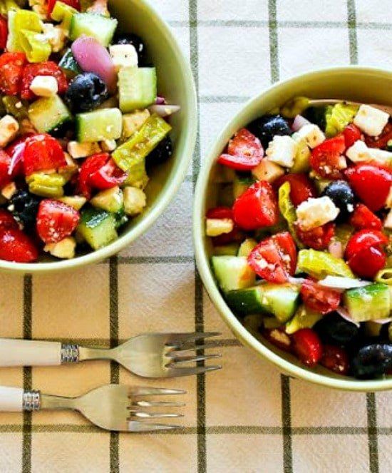 Ensalada griega picada picante con peperoncini