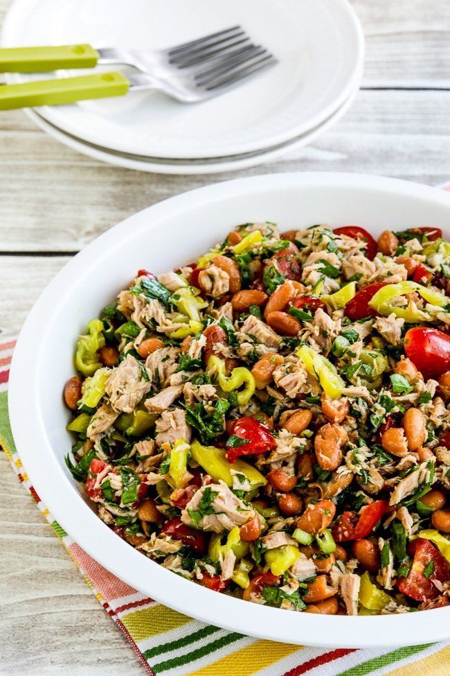 Ensalada de frijoles pintos con atún, tomates y peperoncini