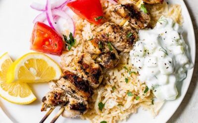 Brochetas de pollo a la parrilla con salsa de yogur y pepino