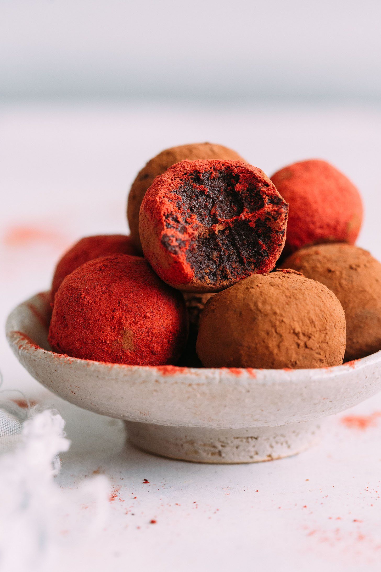 Bolas de pastel de terciopelo rojo sin hornear