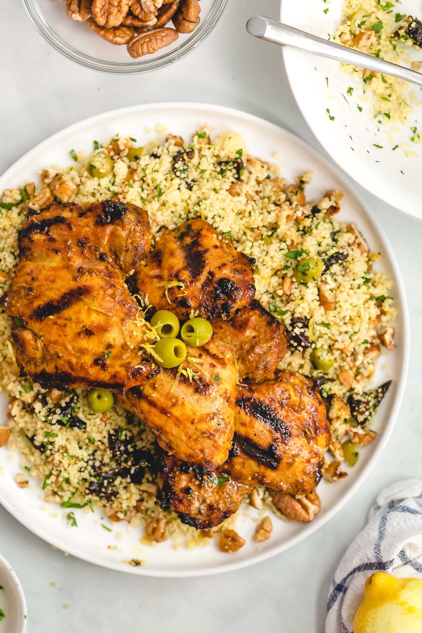 Muslos de pollo marroquí a la parrilla con cuscús de nuez