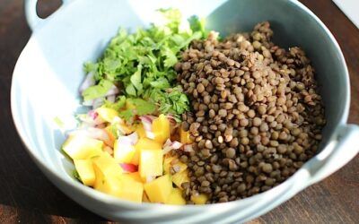 Ensalada de lentejas y mango con aderezo de cilantro y lima