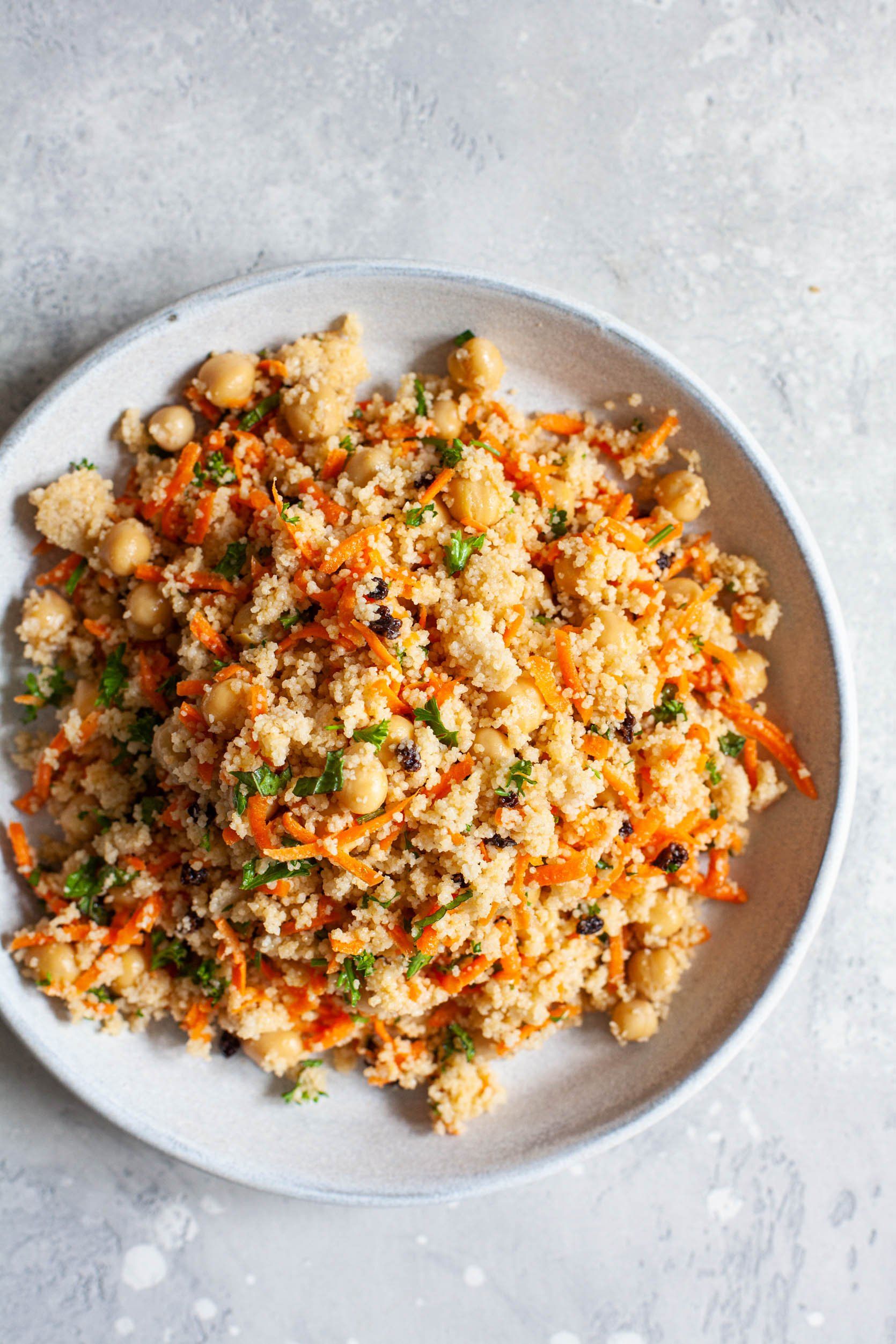 Ensalada rápida de cuscús de zanahoria y garbanzos
