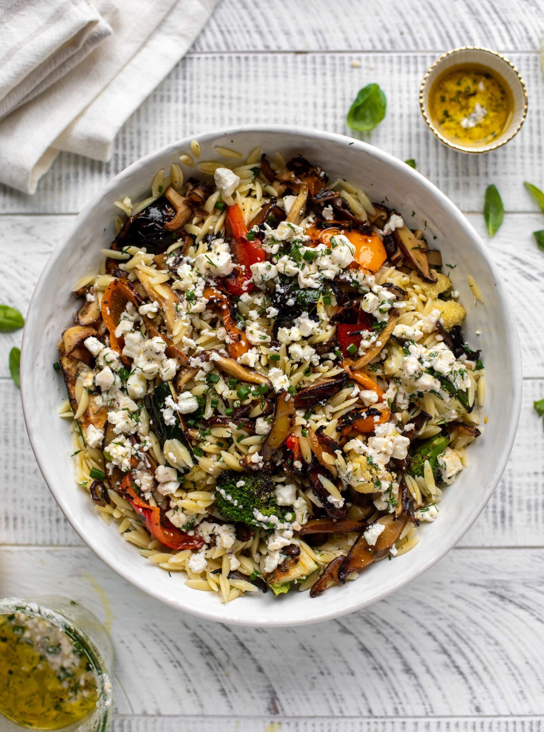 Orzo de verduras a la parrilla con vinagreta de queso feta aplastada