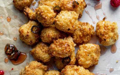 Pollo de palomitas de maíz al horno con miel caliente de frambuesa