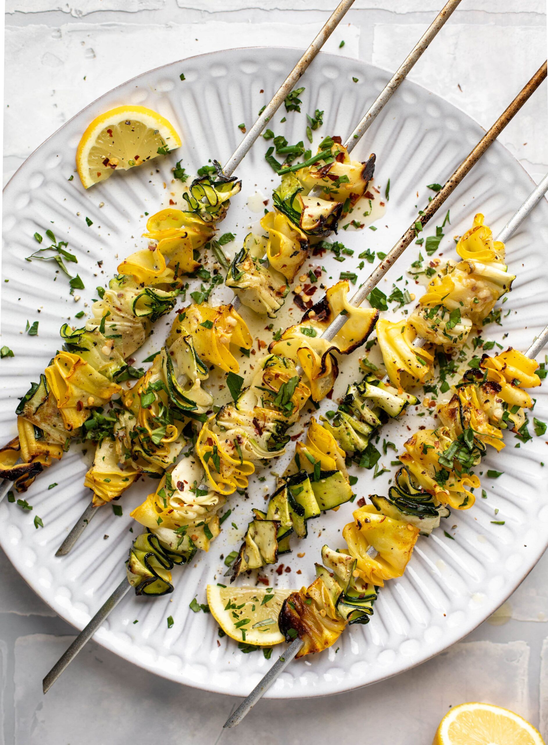 Pinchos de calabacín – Pinchos de cinta de calabacín con mantequilla de limón y ajo