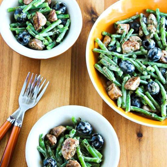 Ensalada de judías verdes con salchichas y aceitunas