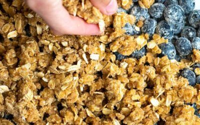 Crumble de arándanos ridículamente fácil