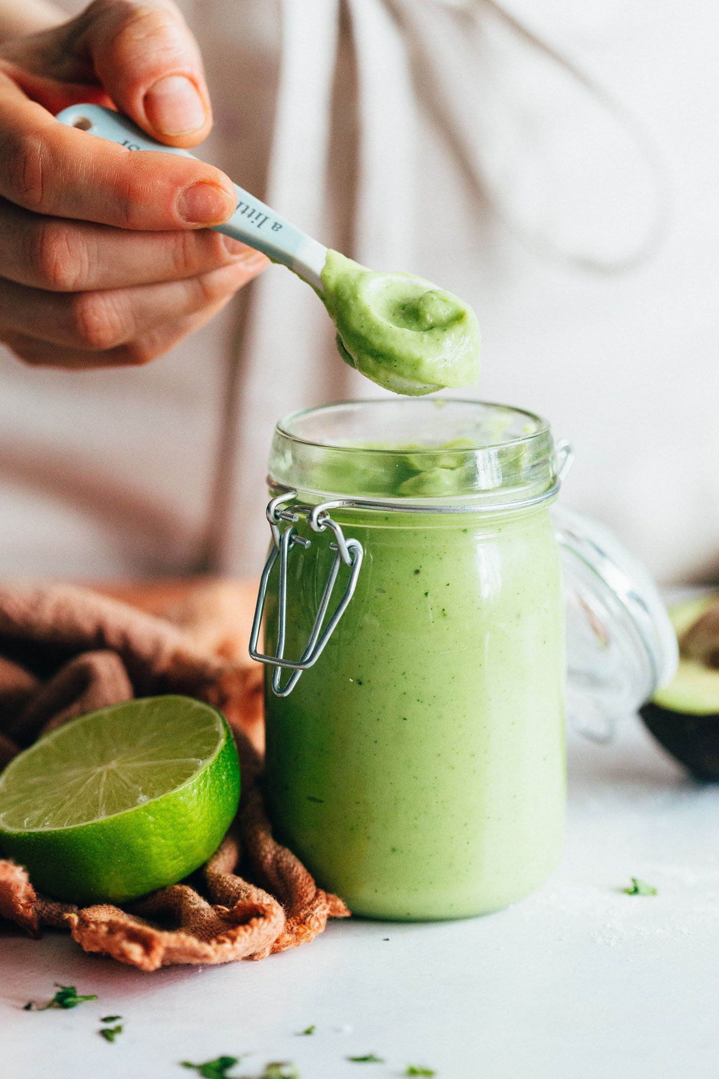Alioli de aguacate fácil (¡sin aceite!)