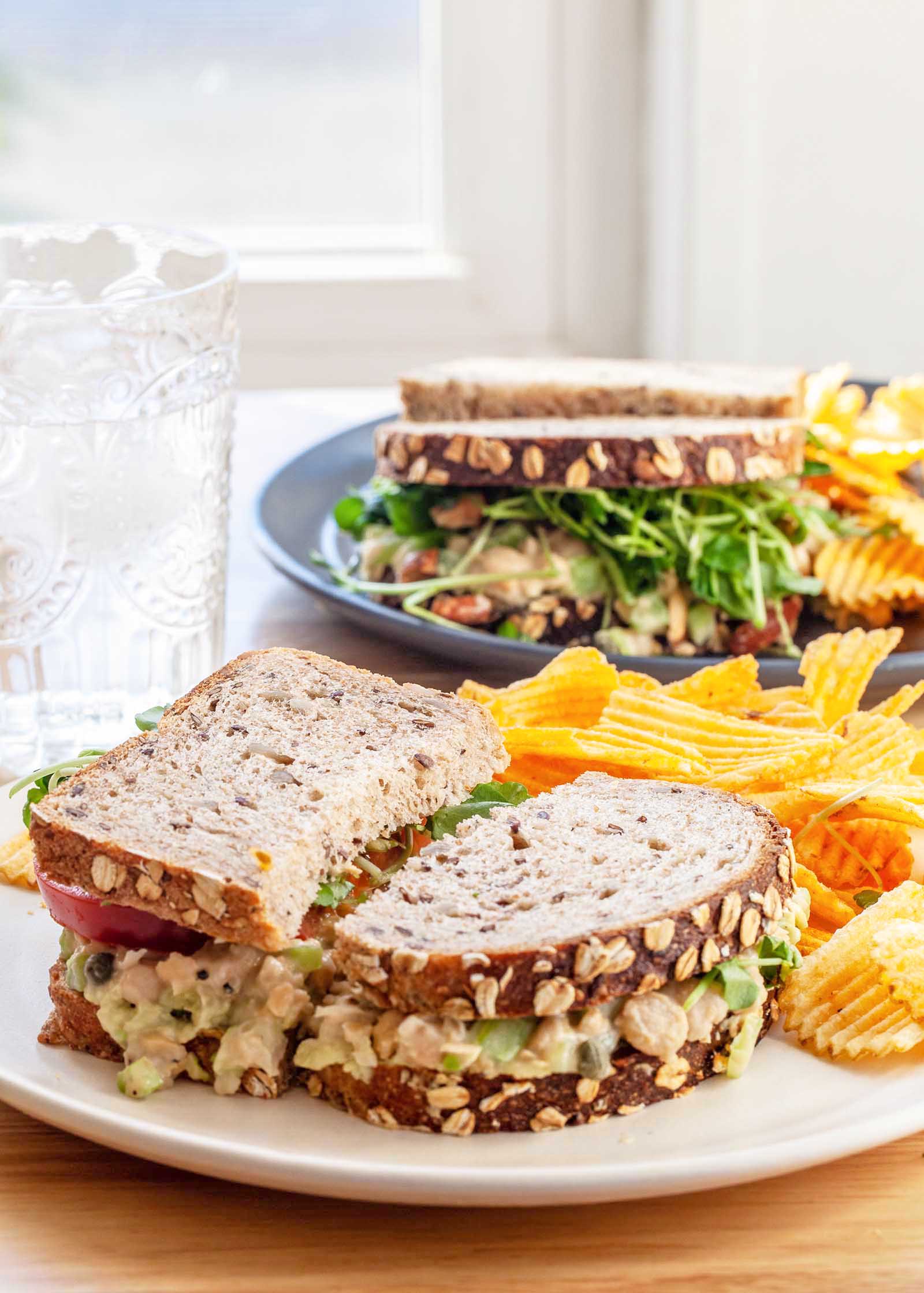 Receta de sándwiches de ensalada de garbanzos |  SimplyRecipes.com