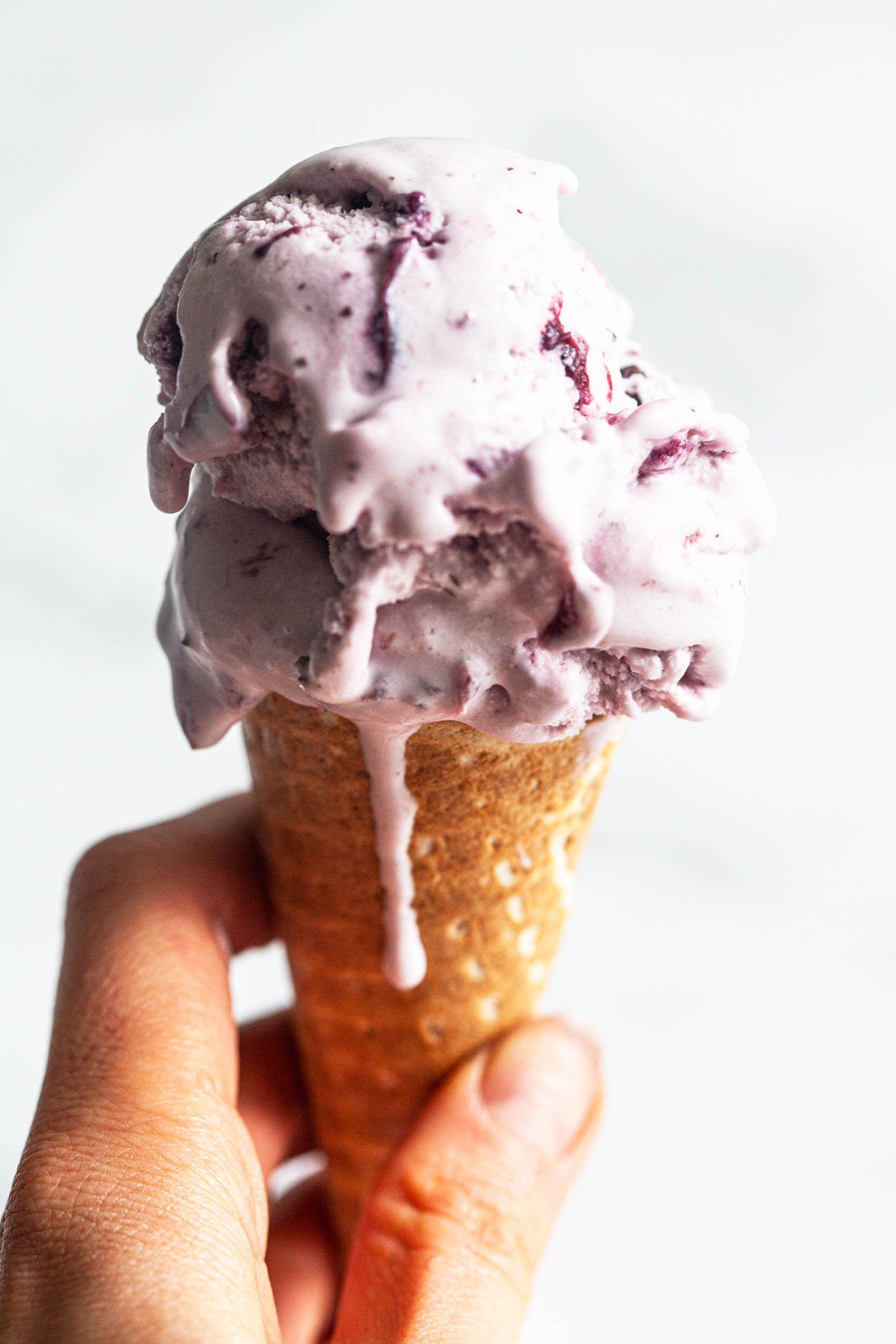 Helado de chocolate vegano y cereza