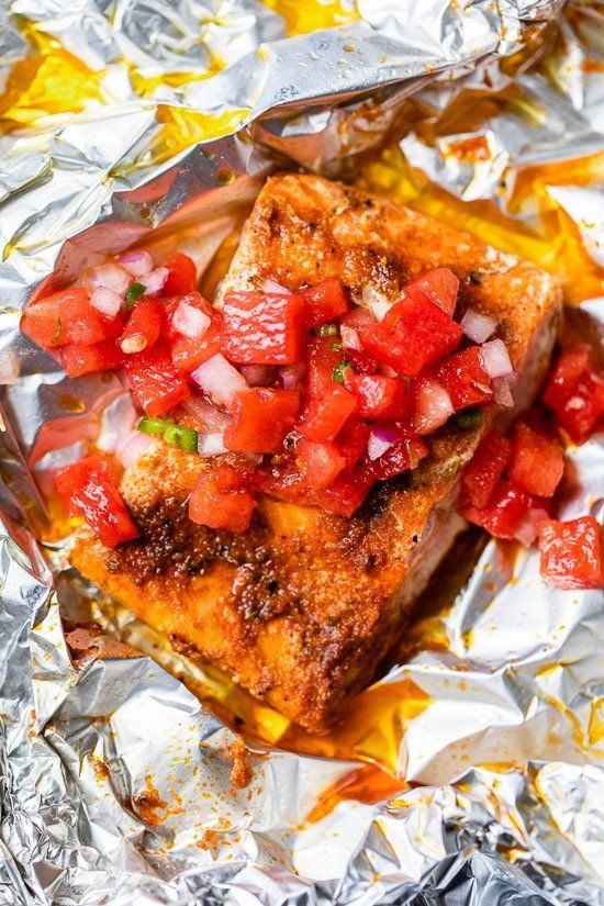 Paquete de papel de aluminio condimentado pescado con salsa de sandía