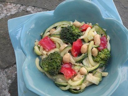 Fideos de calabacín fáciles con salsa de maní