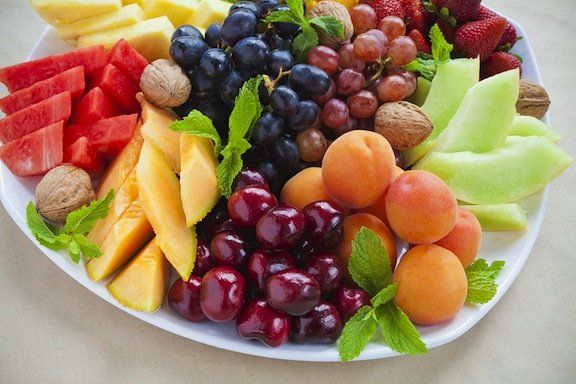 Ensalada de frutas de finales de verano con aderezo de menta y agave