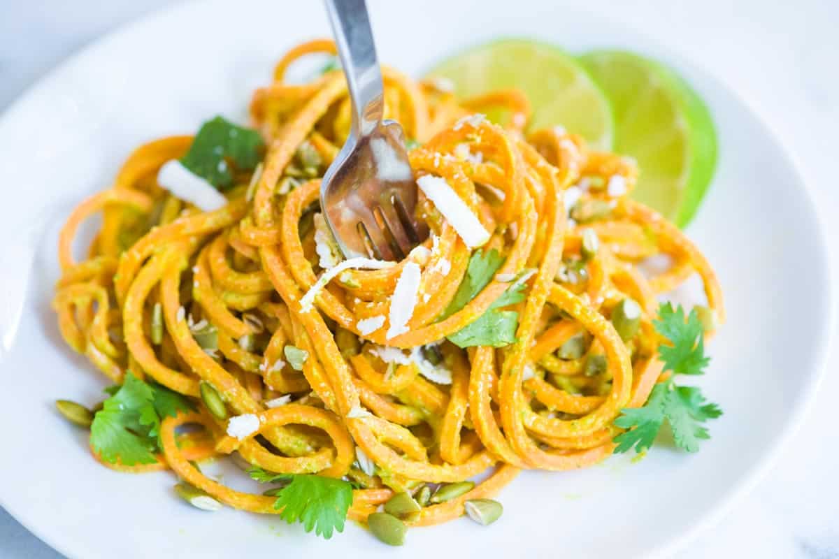 Fideos cremosos de aguacate, lima y camote