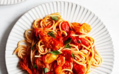 Pasta vegana simple de tomate cherry y ráfaga