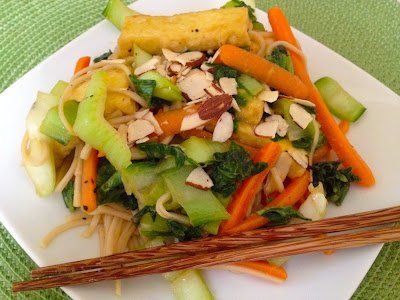 Bok Choy glaseado con hoisin con tofu y fideos soba