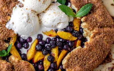 Galette de arándanos y duraznos con corteza de azúcar y canela