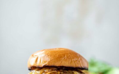 Hamburguesas aplastadas de cebolla caramelizada con alioli de hierbas y ajo