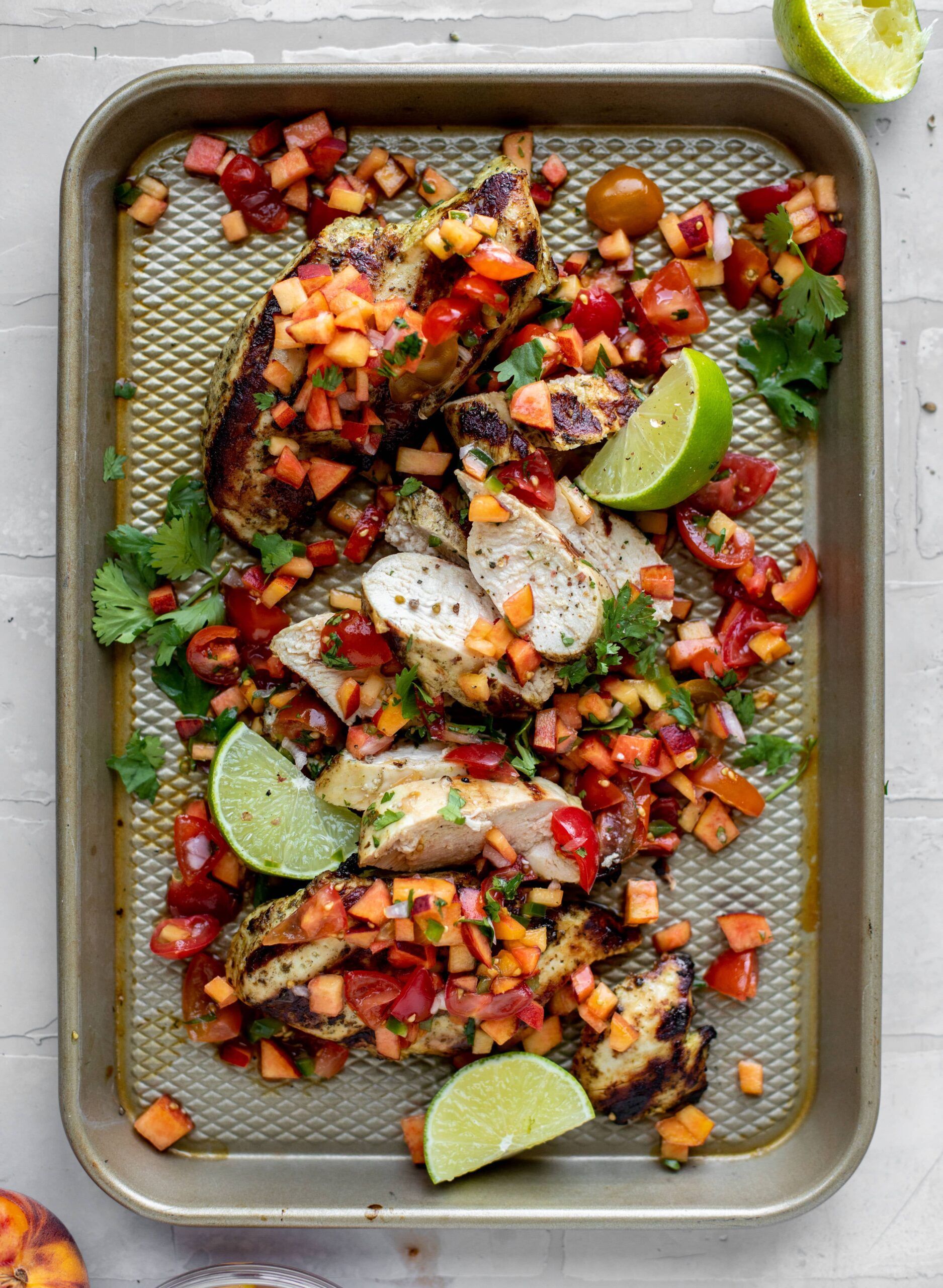 Pollo a la parrilla con cilantro y lima con durazno Pico de Gallo